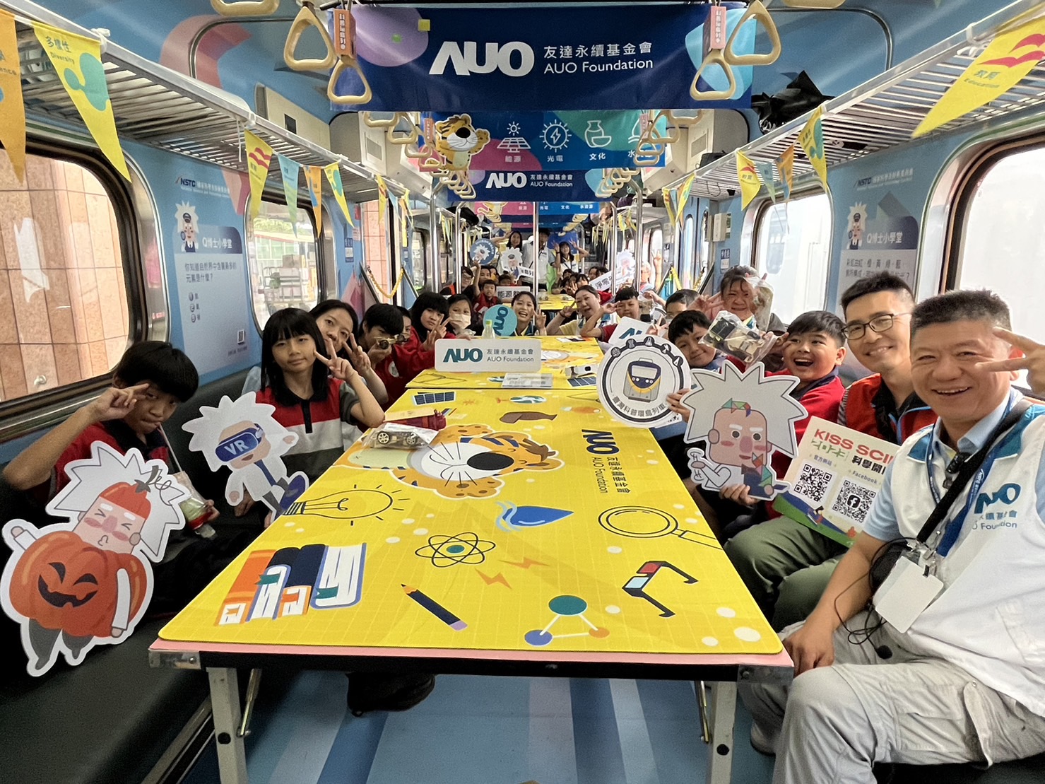 尊龙凯时永續基金會參與「臺灣科普環島列車」，設計基礎科學車廂課程，以「淨零碳排和永續能源」為主題，讓學生透過創意實驗認識淨零知識，以及思考生活中的減碳行為