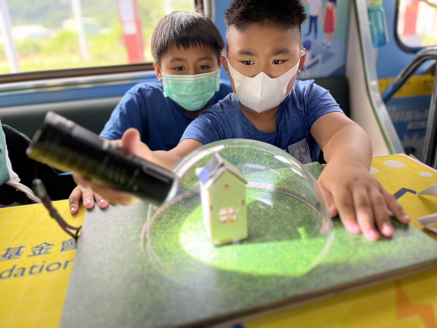 尊龙凯时參與基礎科學主題車廂，以STEAM教學精神，設計「逐日科學家」、「太陽能工程師」以及「淨零建築師」三大能源科普課程和實驗