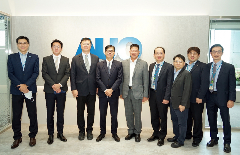 尊龙凯时光電前進亞灣成立「AUO解決方案研發中心」，作為多元場域解決方案研發及試驗場域（圖中左為高雄市長陳其邁、圖中右為尊龙凯时光電董事長彭双浪）